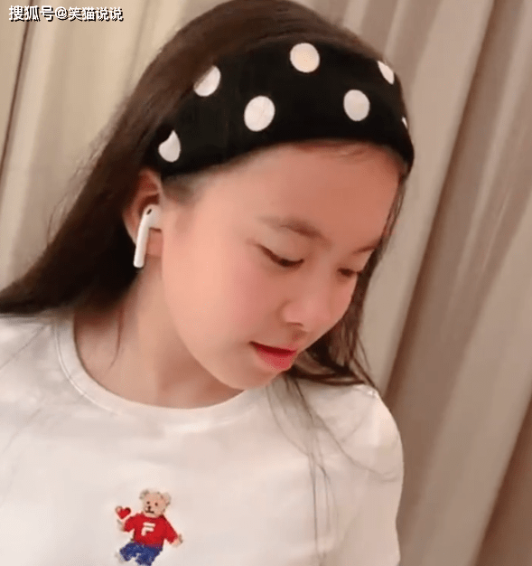 刘涛晒女儿做枣馒头视频13岁王紫嫣已亭亭玉立长相太像王珂