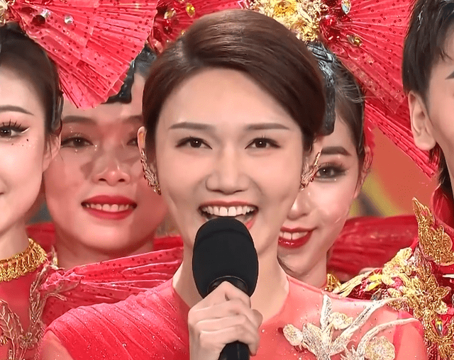 原创春晚主持妆容水平参差不齐李思思粉底太白小尼紫色眼影抢镜