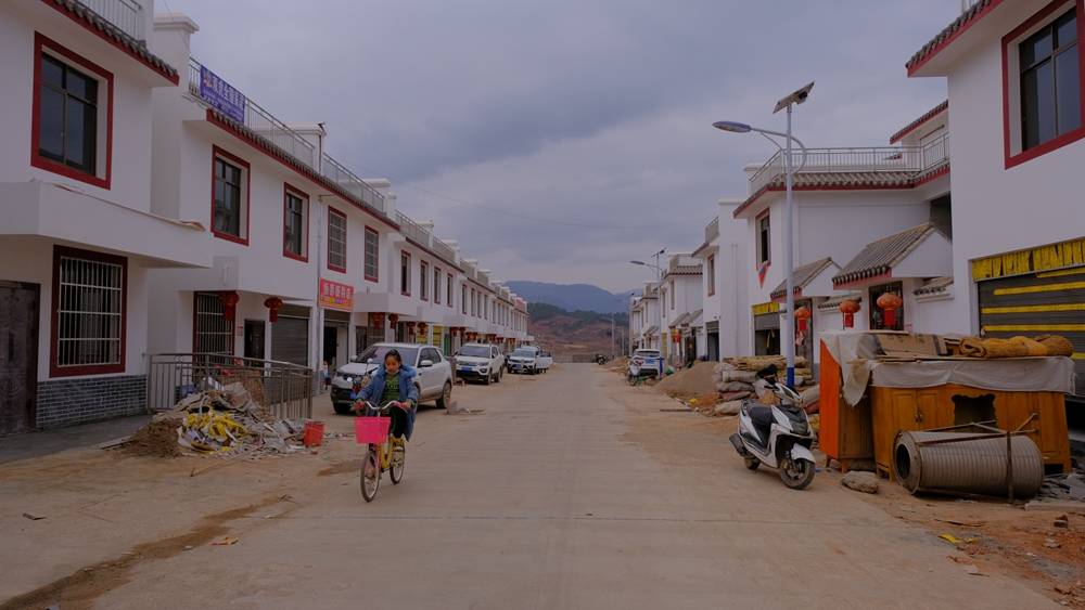 安置点分为南,北2个组团,距县城4公里,共安置来自会东县溜姑乡,大崇镇