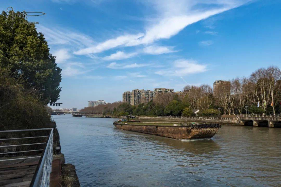 虽然是过年期间，京杭运河也依然忙碌，偶遇一场小意外
