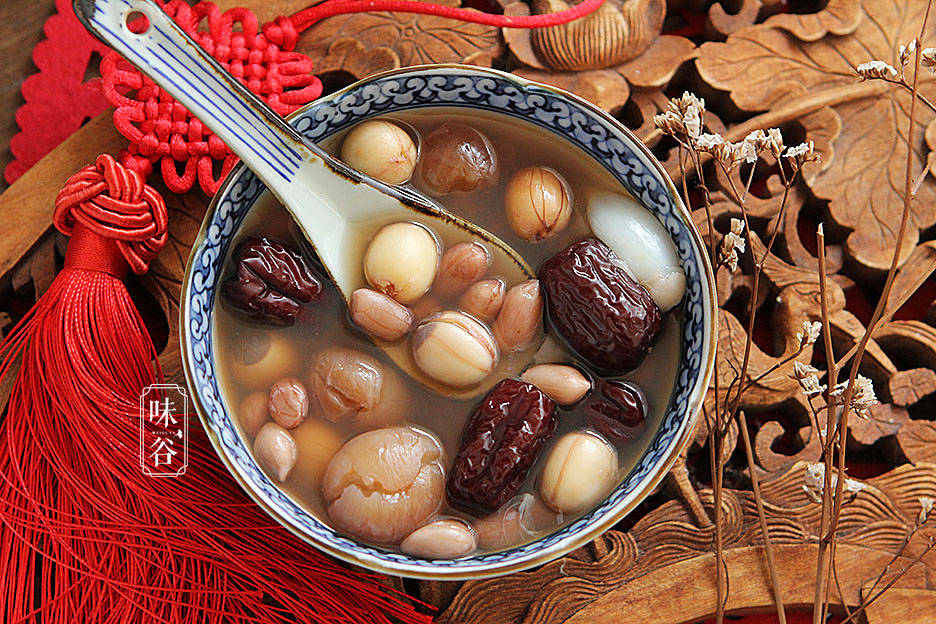 这道"五福汤"的主要食材是:桂圆,红枣,莲子,百合和花生,取义中国的 福