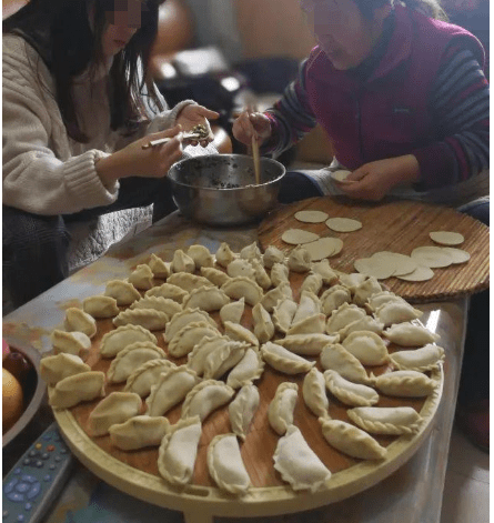 做梦看见别人口吃饺子_吃饺子卡通图片(3)