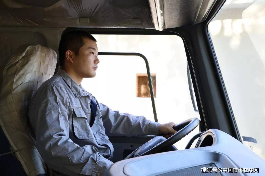 穿军装的青年书法家张英来书法欣赏