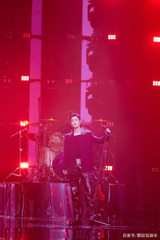 原创肖战北京卫视春晚舞台摇滚风格燃炸唱歌变腔登热搜低音炮太苏