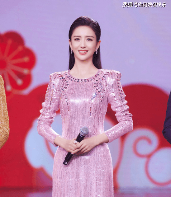 原创佟丽娅30万手镯春晚开场，头发挂钻石，小脸只有巴掌大！