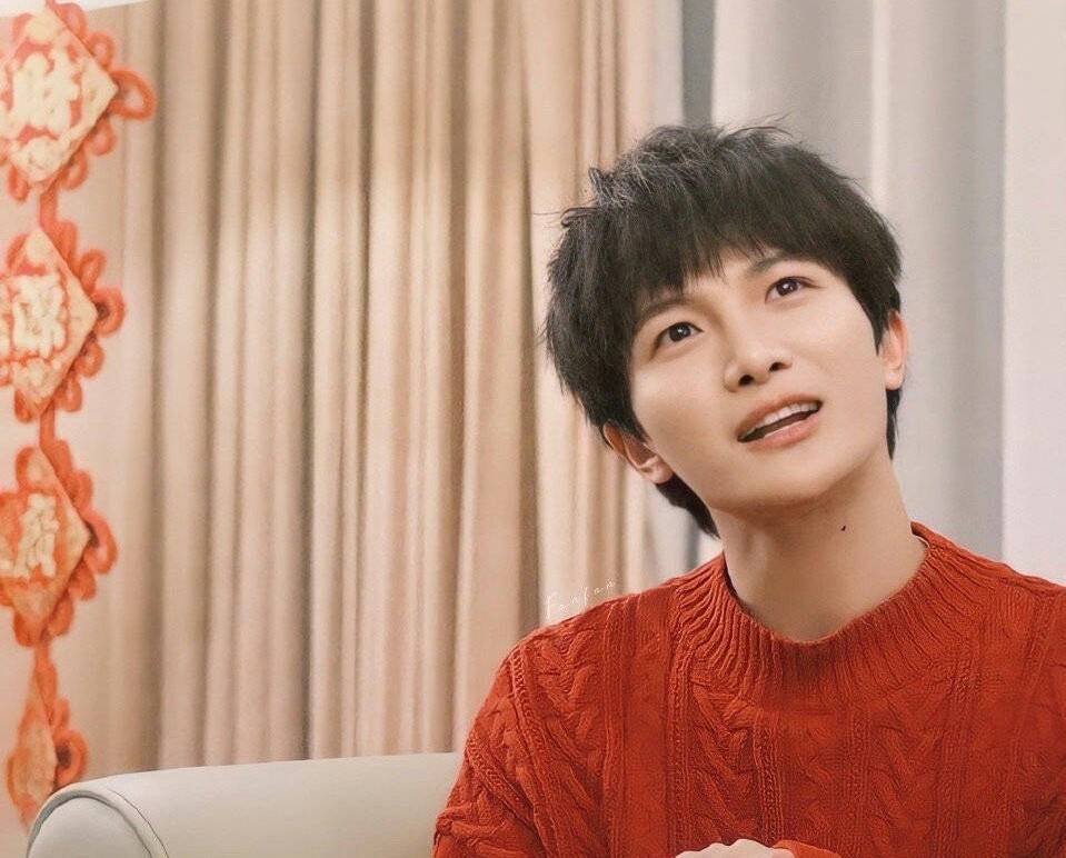 原创牛仔很忙:周深江苏卫视春晚舞台上一人分唱n角引热议,惊艳全场