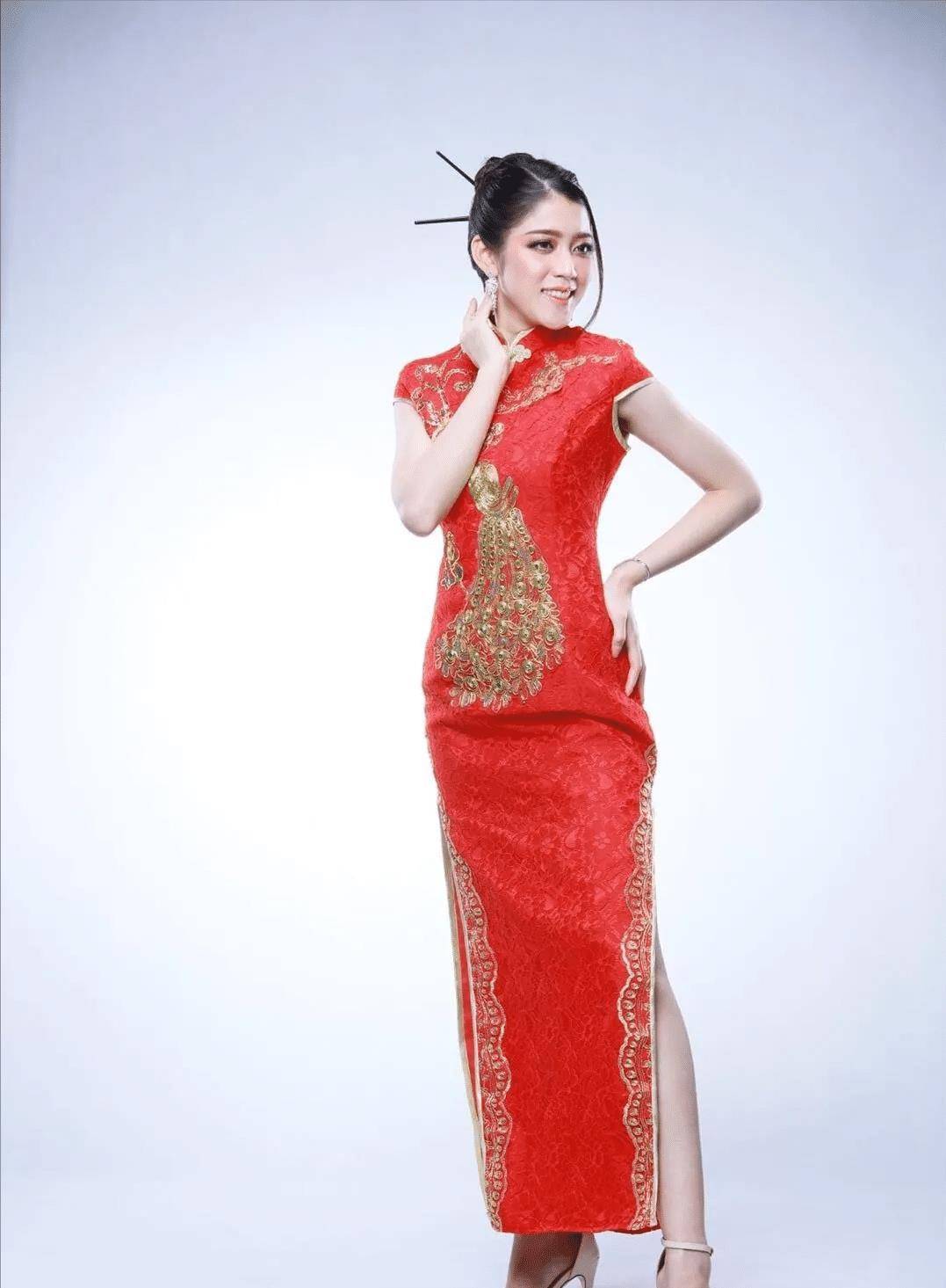 新年大吉一片红！原来老挝美女眼中的春节就是穿“中国风旗袍”
