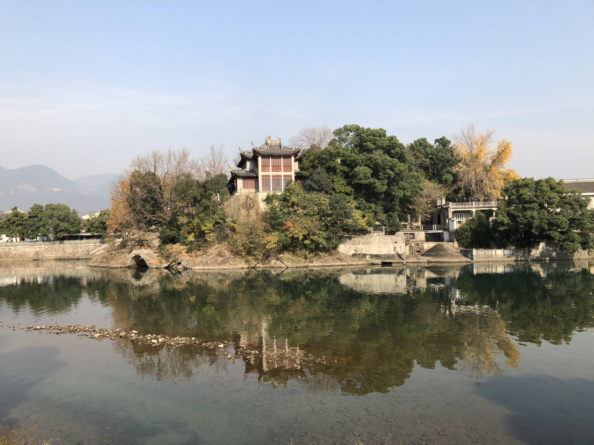 这里是蒋介石故居,在近代历史上,溪口的名字颇为响亮.