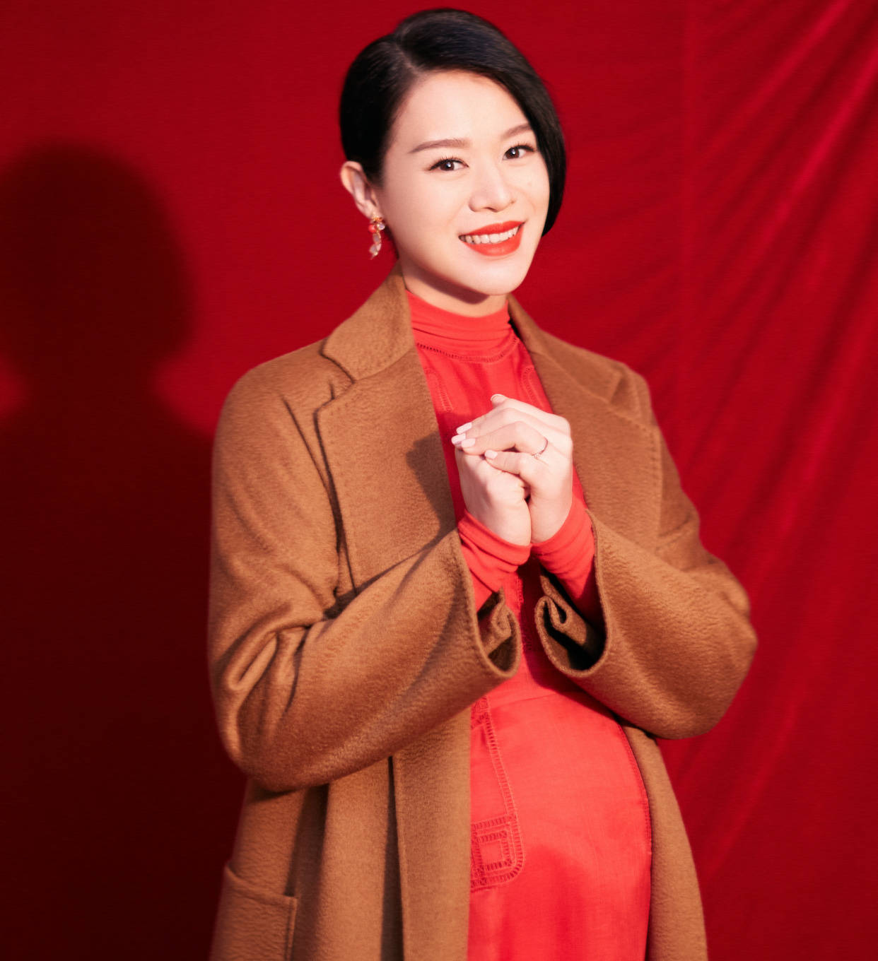 参加春晚的孕妈:张梓琳深藏不露,胡杏儿拼命三娘,她成就经典