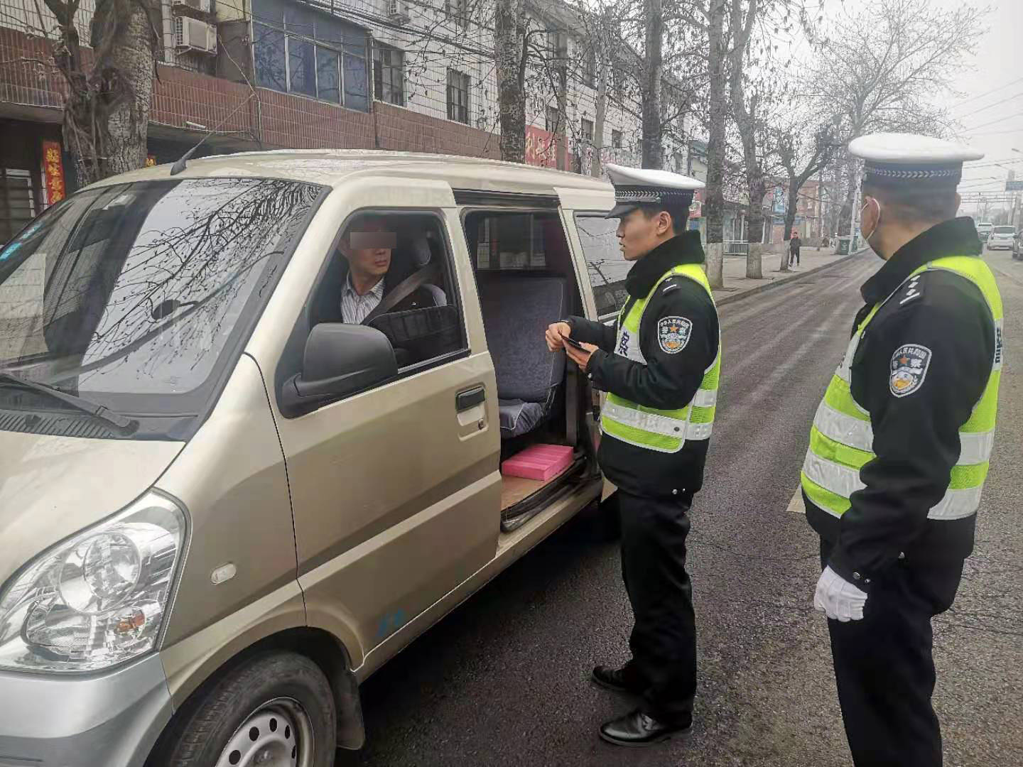 河南义马交警春节不放假路上执勤保畅通