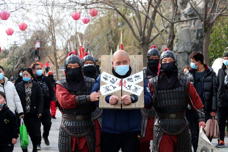 景区花式教育不戴口罩者"戴枷游街"