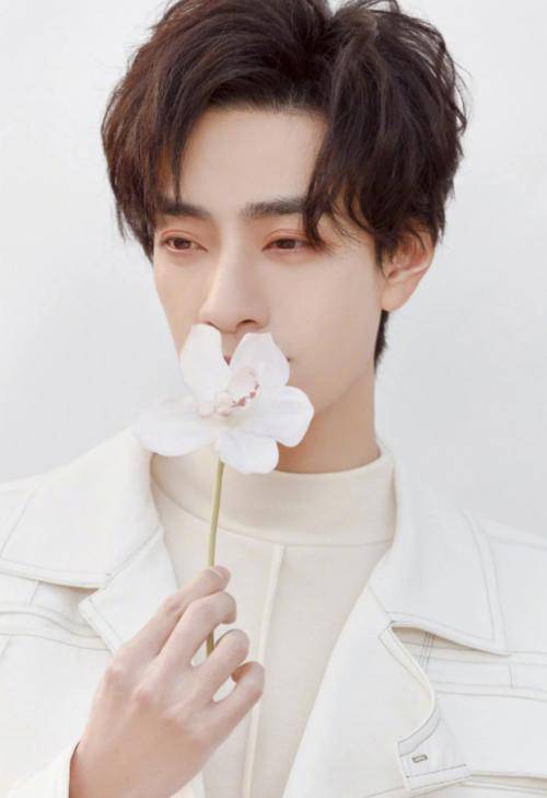 郑云龙也放开了 穿纯白夹克似白马王子 素手拈花暴露 妖孽 气质 音乐剧