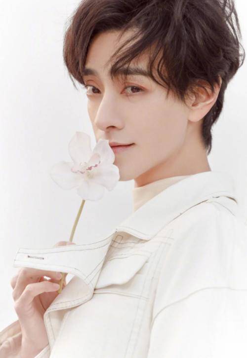 郑云龙也放开了 穿纯白夹克似白马王子 素手拈花暴露 妖孽 气质 音乐剧 郑云龙也放开了 穿纯白夹克似白马王子 素手拈花暴露 妖孽 气质 音乐剧