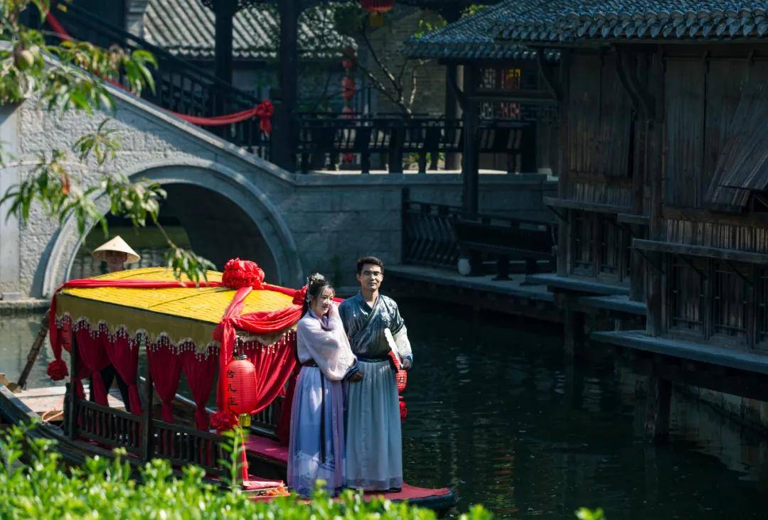 传统春节邂逅浪漫情人节，台儿庄古城处处洋溢着幸福的味道！