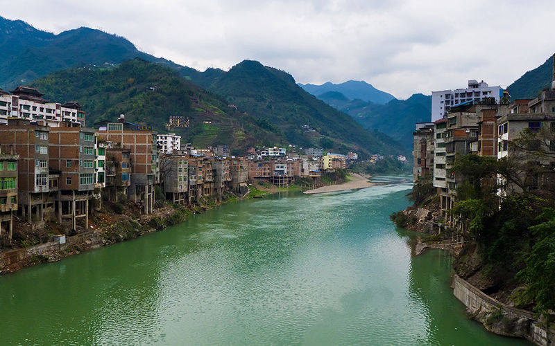 我国最狭窄的县城，建在悬崖峭壁下，看得头皮发麻