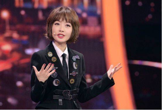 拉菲8娱乐app:她是央视主持人,与老外闪婚闪离后嫁初恋,今50岁仍无儿无女!