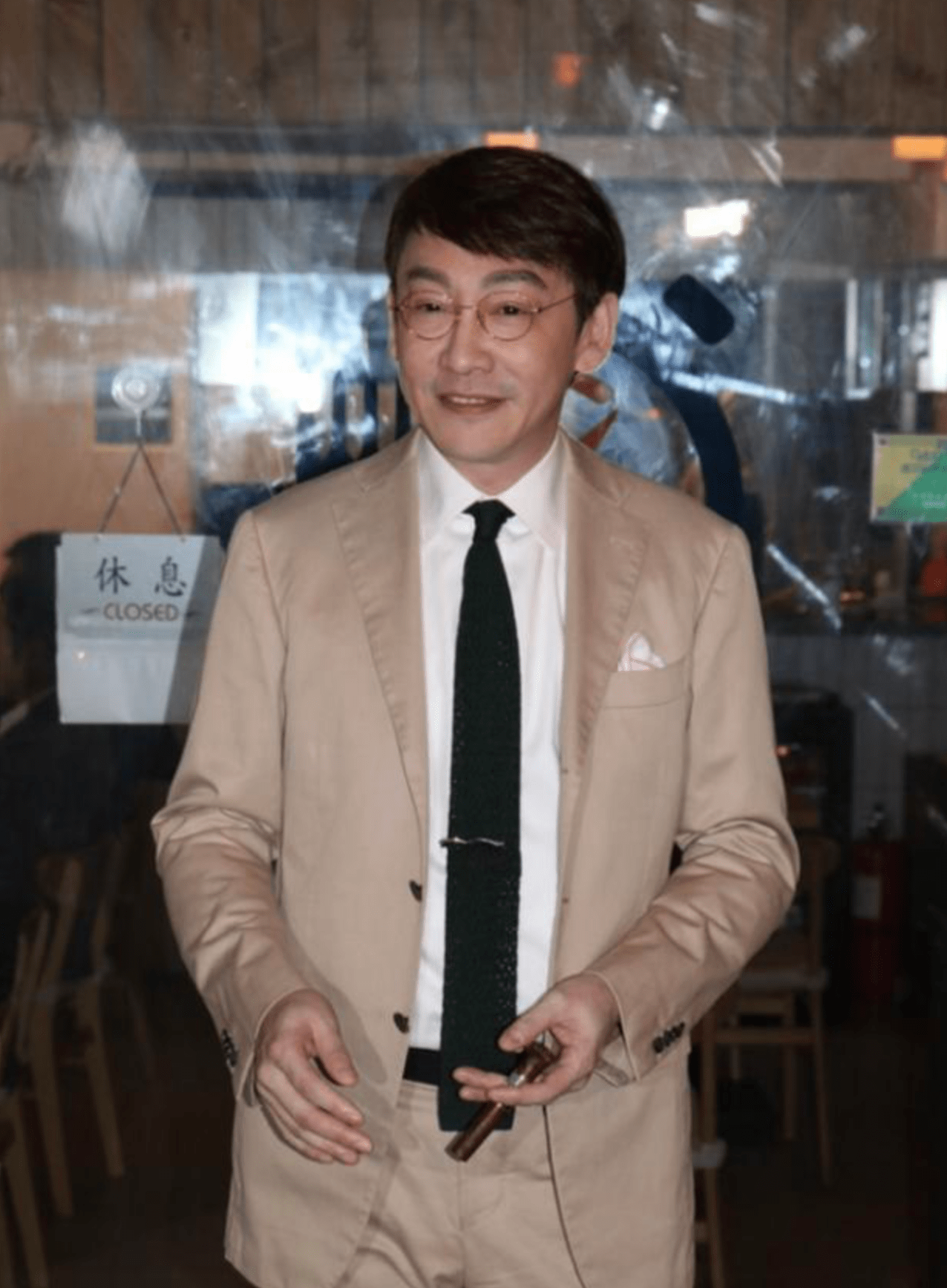 吴启明餐厅倒闭拒复出演戏,坦诚不喜欢做演员,转行卖鸡获满足感