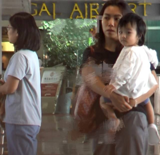 原创黎明三岁女儿背影照曝光长发披肩十足的美女身高已过妈妈腰部