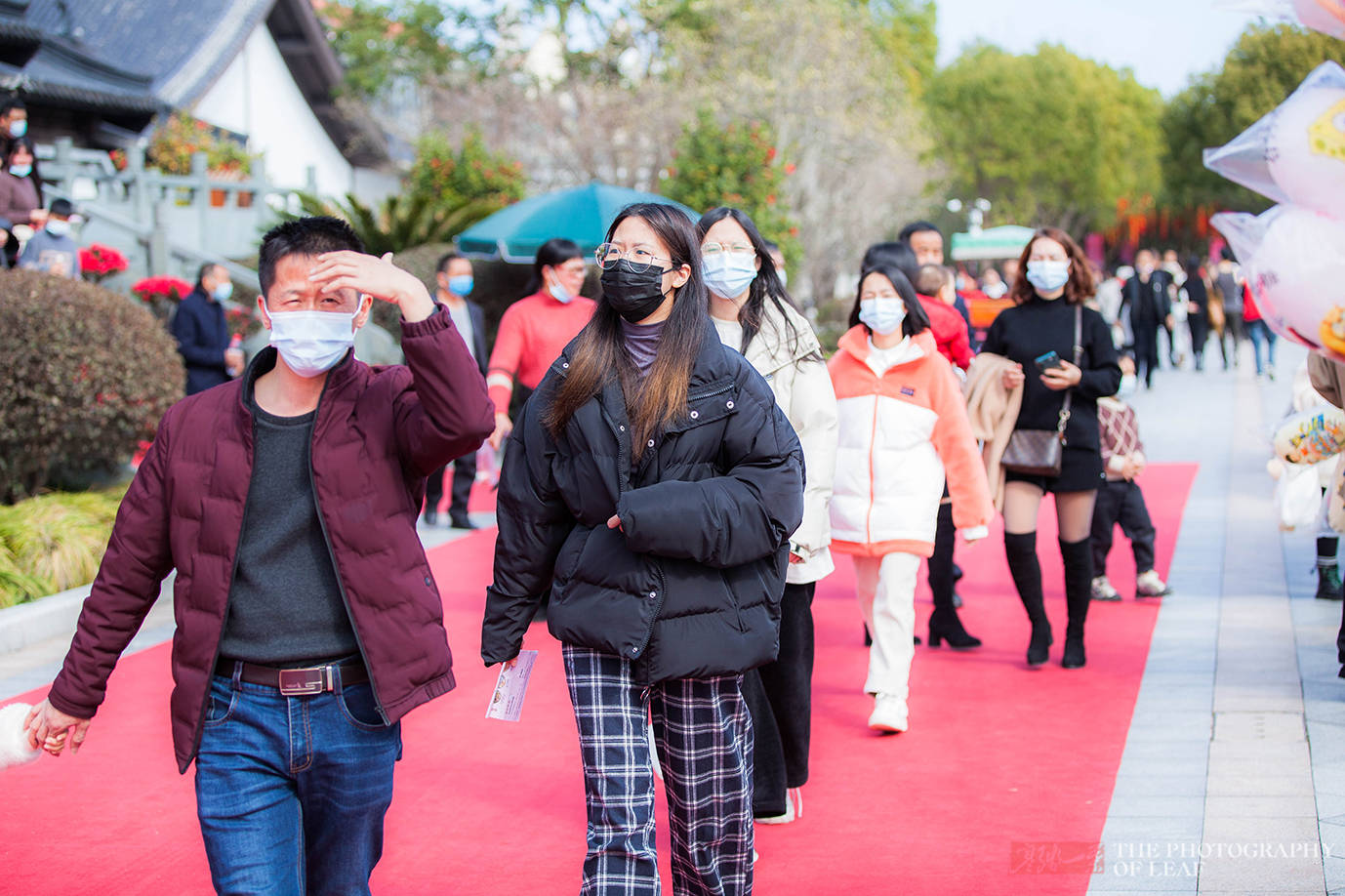 春节浙江太热了，游客穿着背心逛景区，棒冰冷饮被抢购一空
