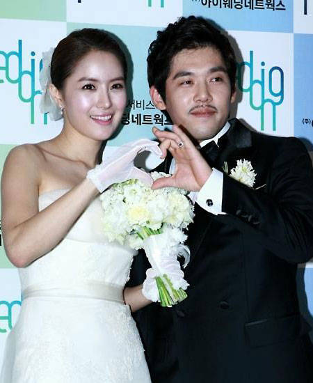 女星刘荷娜躺公公腿上惹网友争议曾是放羊的星星女主角