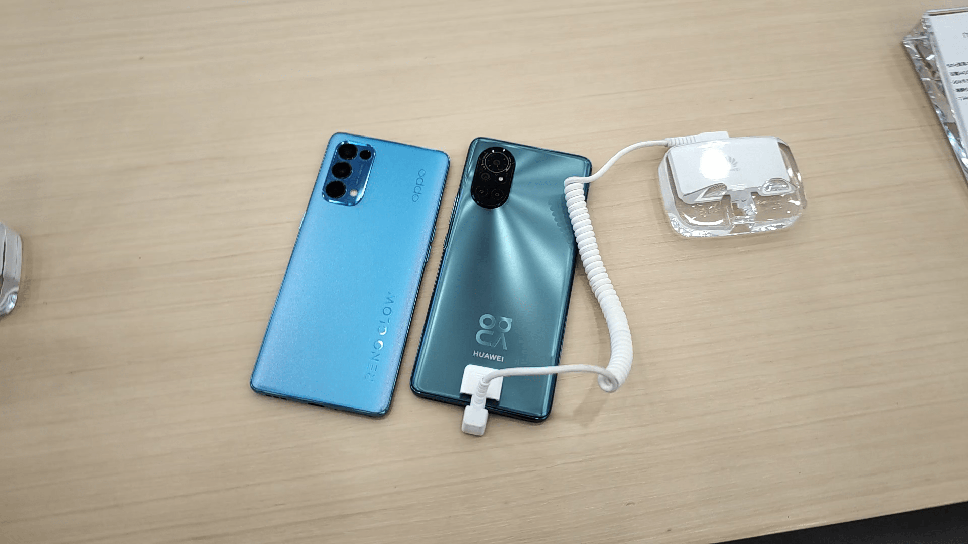蓝绿谁更好opporeno5和华为nova8对比