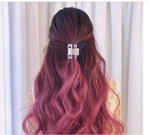 头发是比较长的女生,她选择的仙女系紫色头发就是这一种好看的半扎发