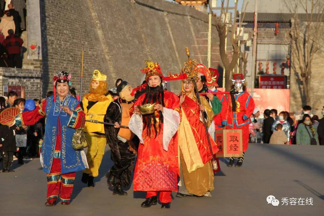 忻州古城北城门广场精彩民俗文艺表演引来游人驻足