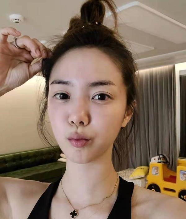 穿的还是婆婆的裤子,引争议后秒删_刘荷娜