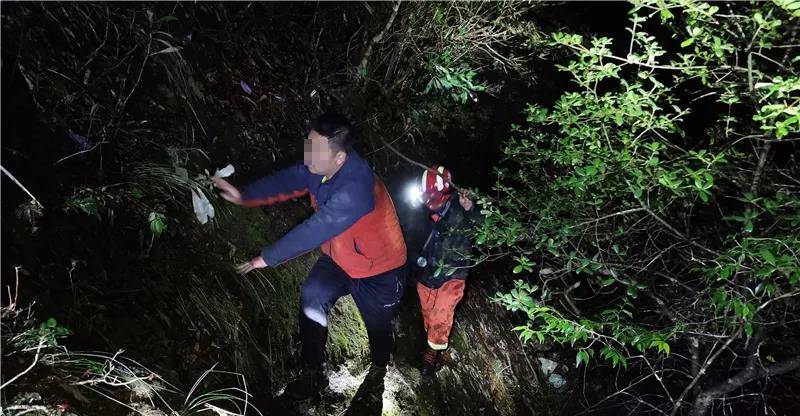 22人组成的家庭探险团，被困山里一夜！其中包括登山向导