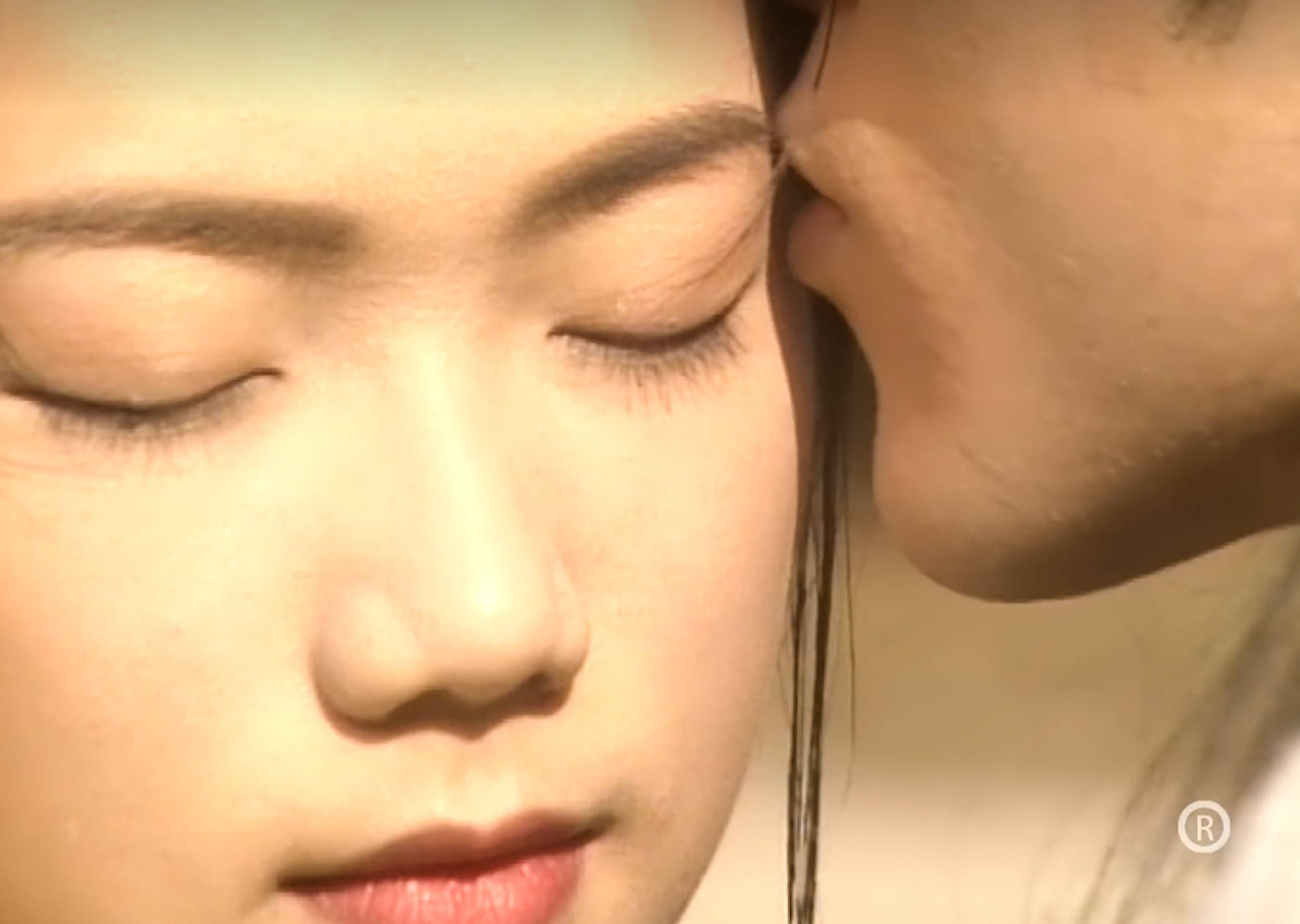 因为觉得完颜萍绝望的眼睛像小龙女的眼睛,杨过开始帮助完颜萍打败