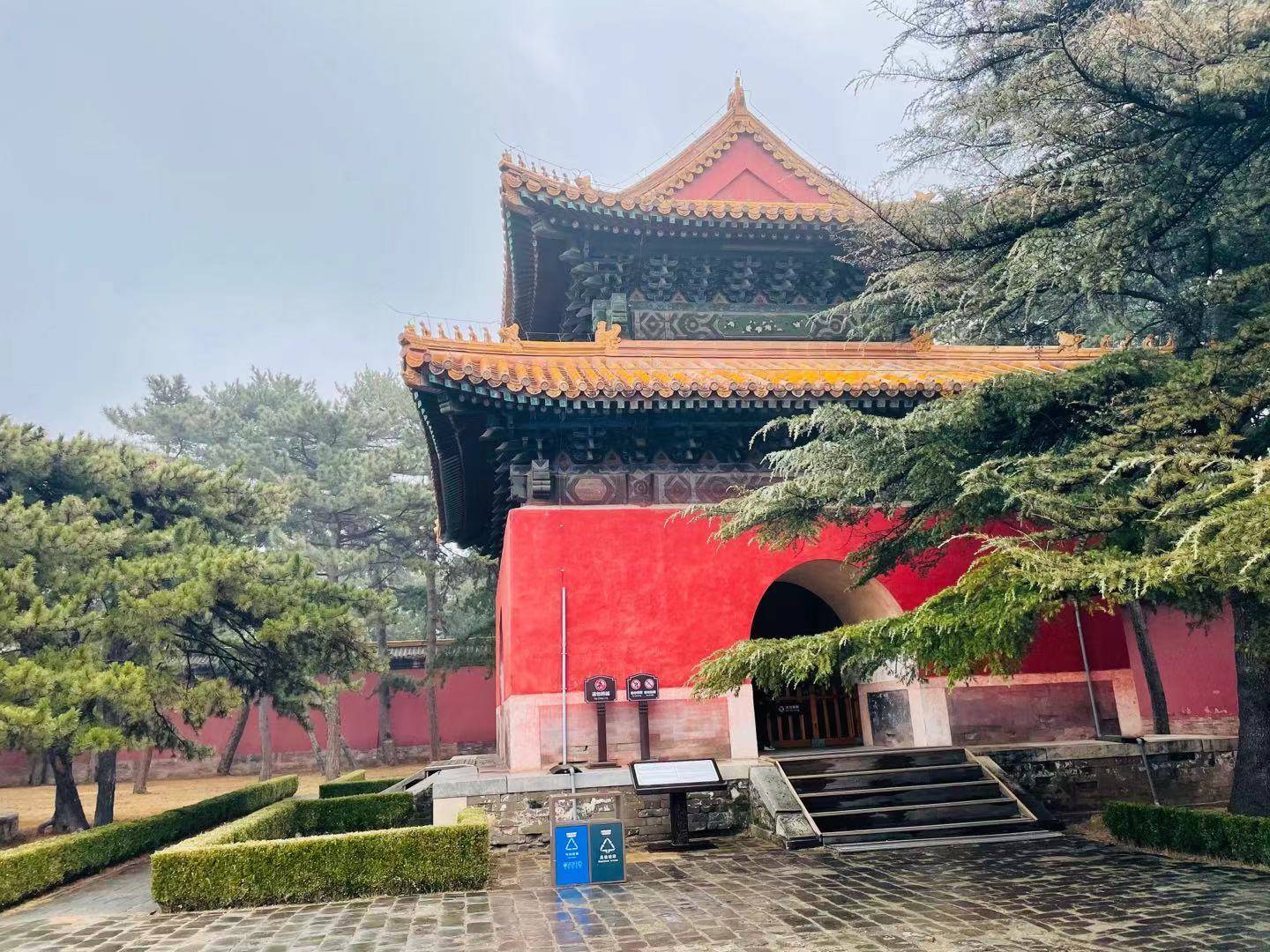北京这座皇陵是明十三陵中保存最完好的，最大看点是金丝楠木大殿