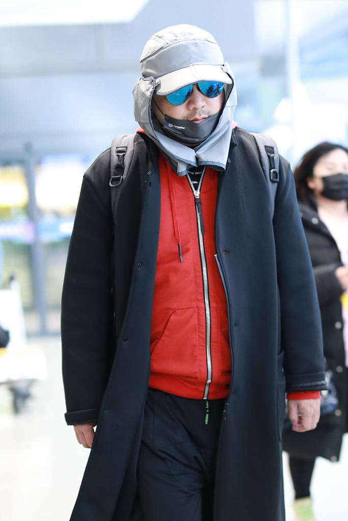 夫妻合体!徐峥装扮酷帅 陶虹手拿咖啡笑眼弯弯