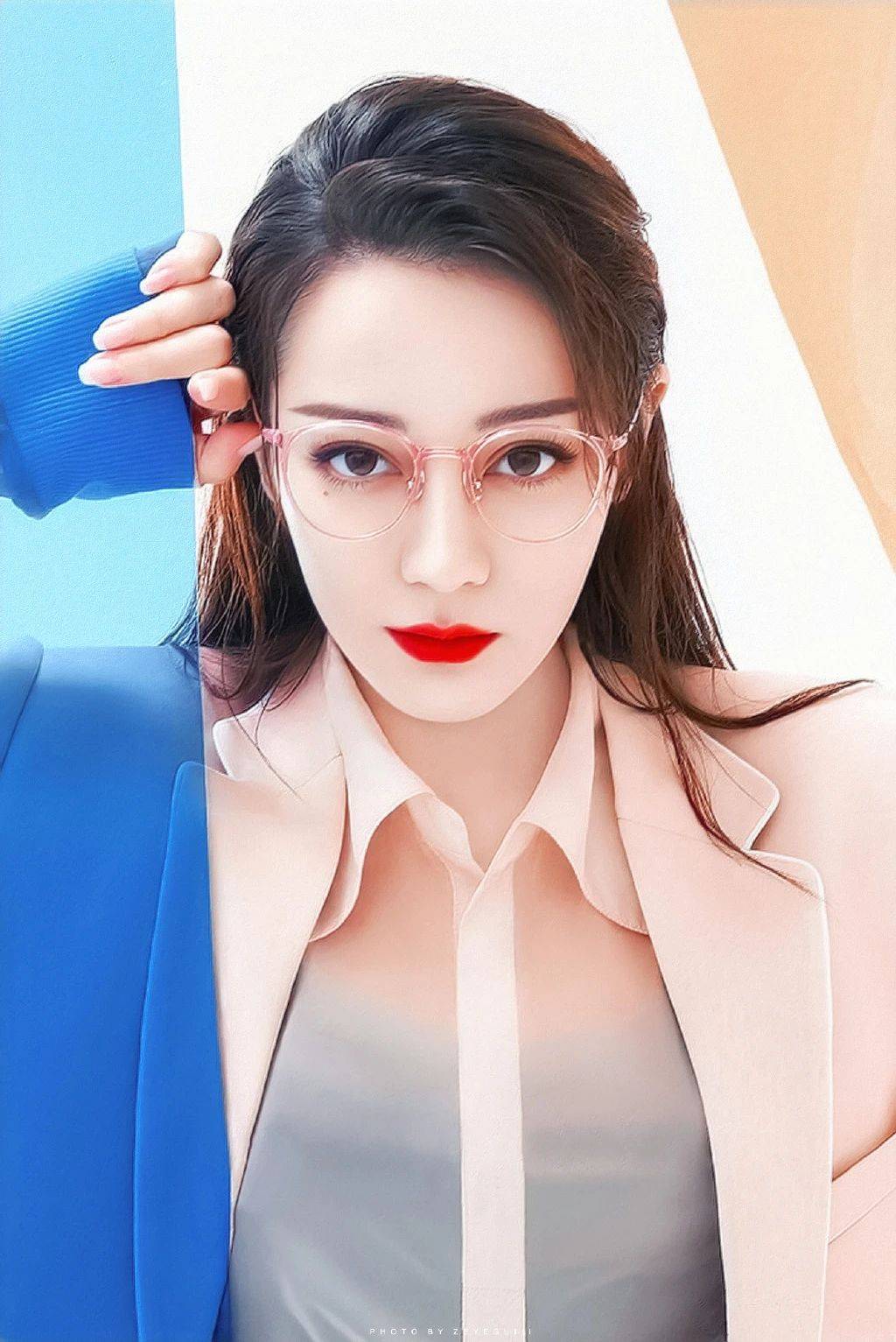 迪丽热巴壁纸同样是戴眼镜为啥热巴就可以这么美