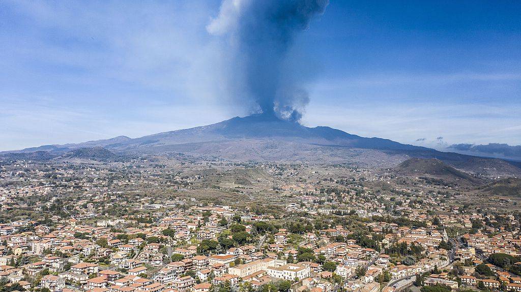 意大利埃特纳火山持续喷发 黑烟笼罩城市上空