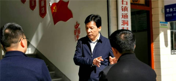 陈仓区委书记霍铁桥到凤阁岭镇拓石镇慰问调研