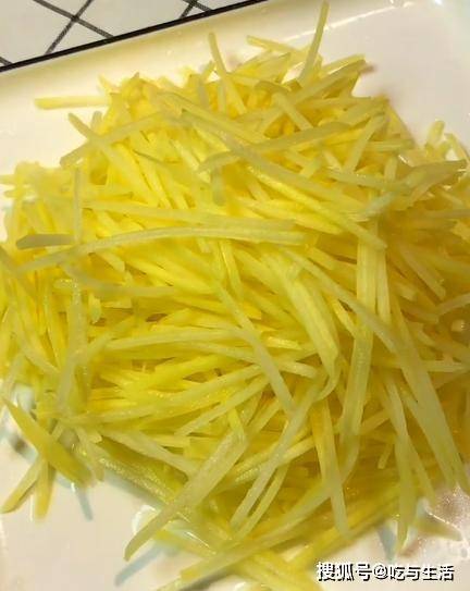 土豆丝怎么煮不会变色 f47d5a78fa1e42e493466bf5c4bff695.jpeg