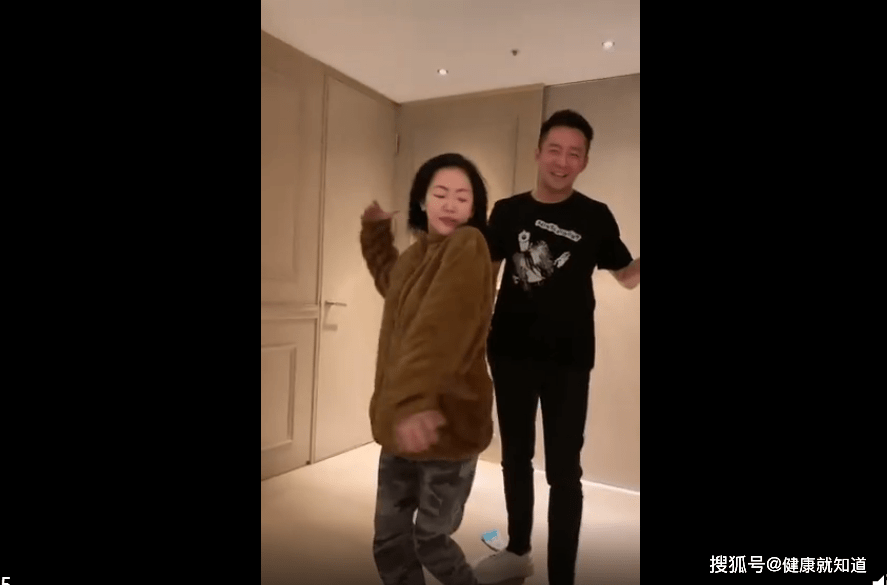 原创小S甩头发打到汪小菲脸上 汪小菲一脸无奈