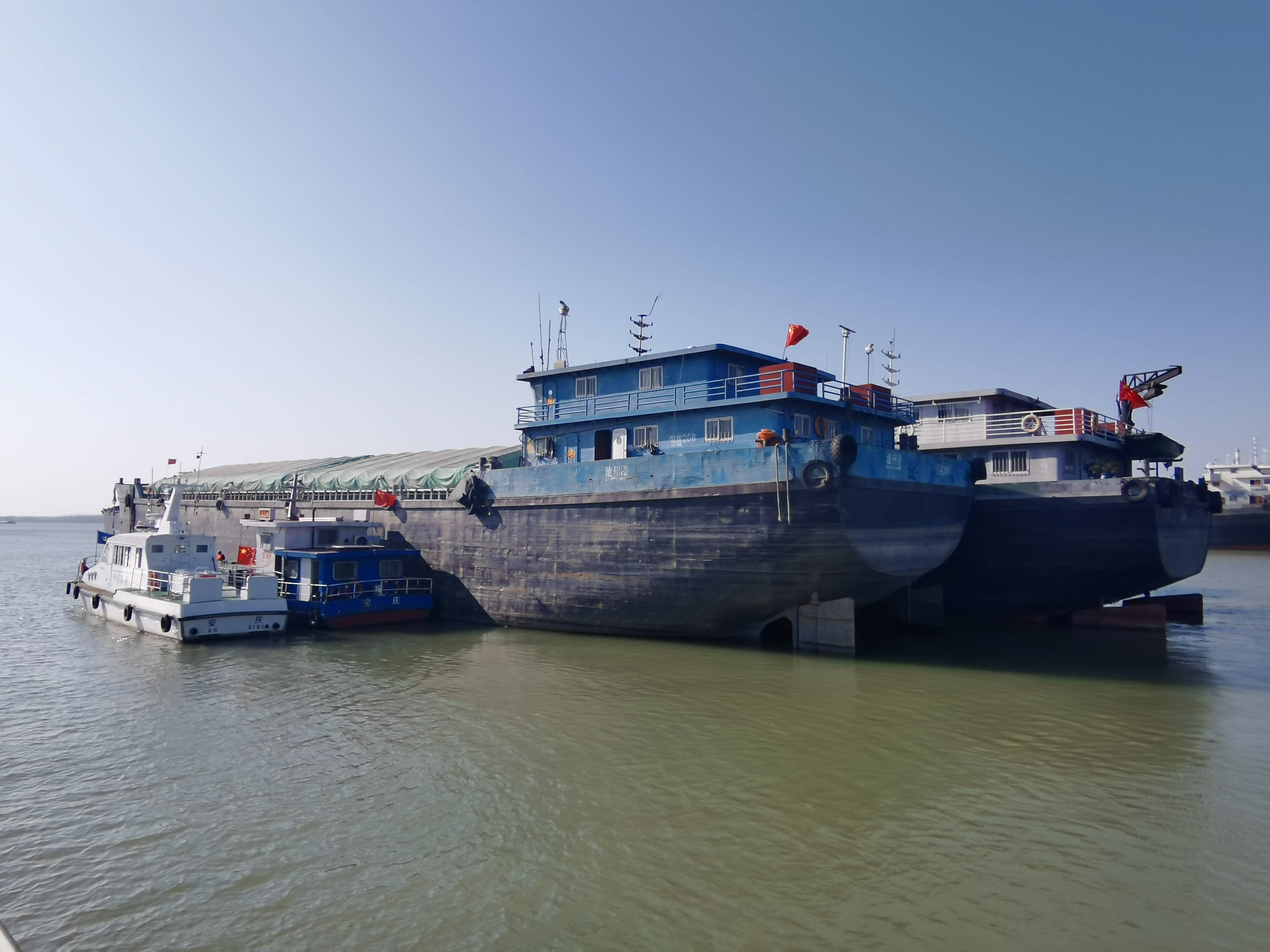 长航安庆警方联合海事妥善处置一起"船走锚"险情