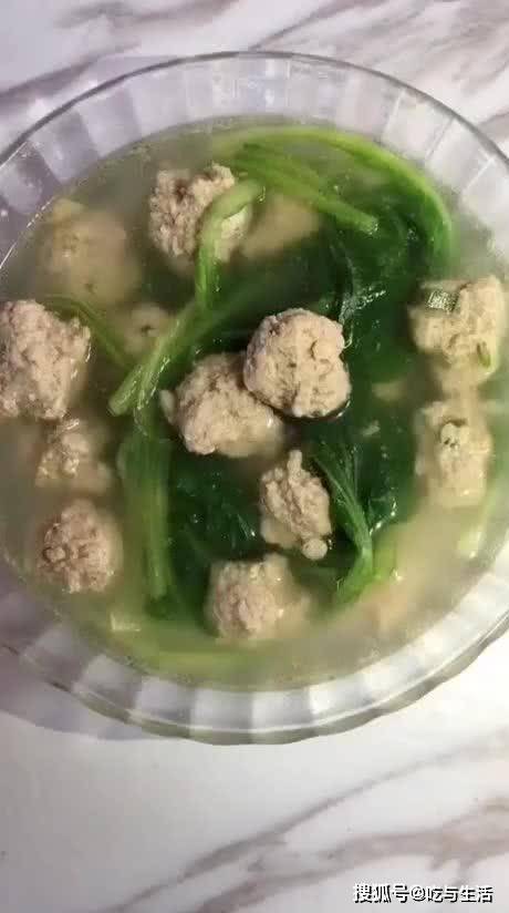 牛肉丸子汤 做法简单口感q弹又有嚼头 饿时来上一碗十分的惬意 小白菜