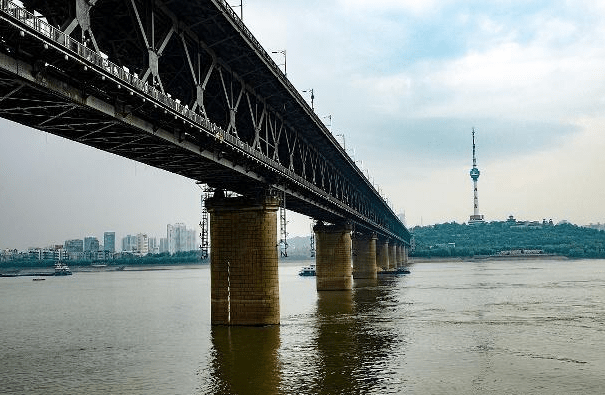 长江大桥是武汉的一道风景，在上面走一走是父亲多年的心愿