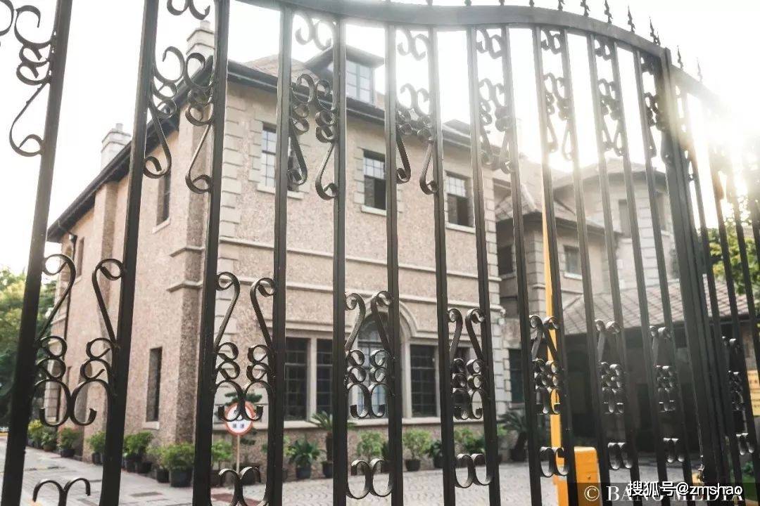 再往里走,你会发现东平路上还坐落着一栋法式花园住宅,原是蒋介石故居