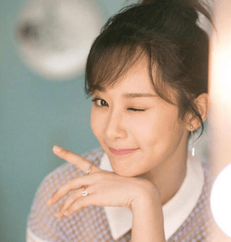 杨紫现身祝福新年,浅浅一笑酒窝绽放,这状态真是快三十的人?