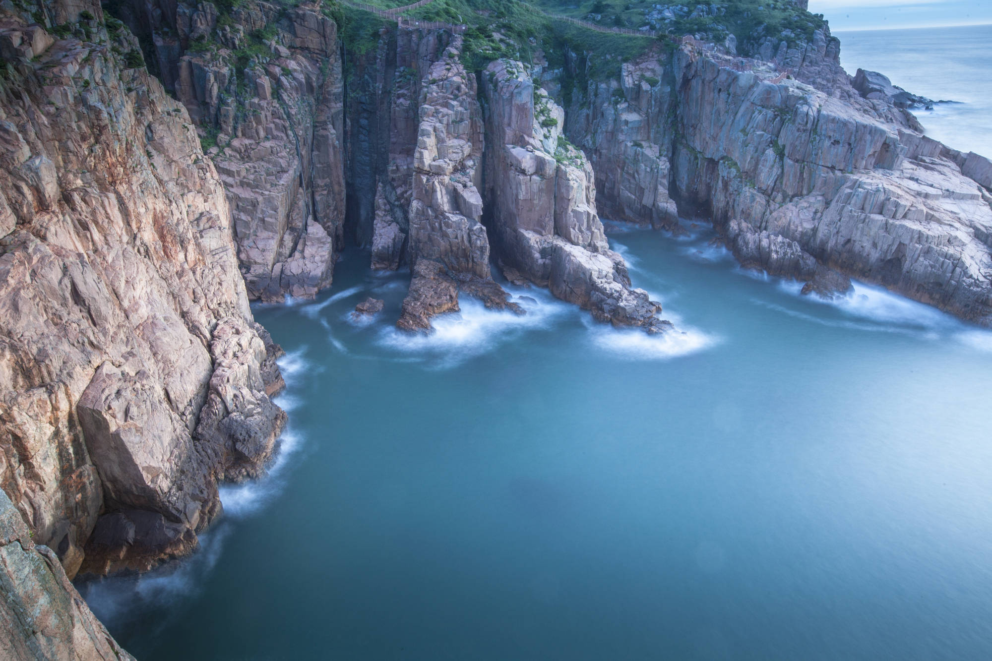 中国最东边的海岛，有个怪现象，游客喜欢天没亮就往悬崖峭壁跑