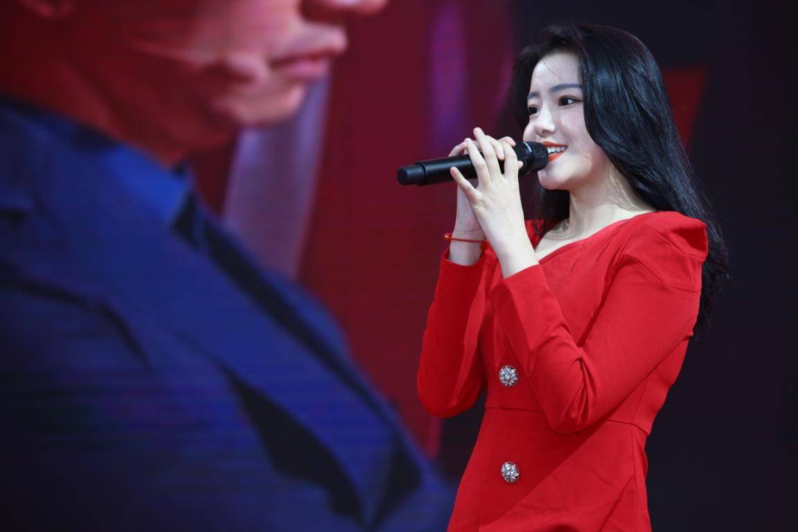 人气歌手徐诗寒现场重现当初赢得谢霆锋导师青睐的《风流女生》,让在