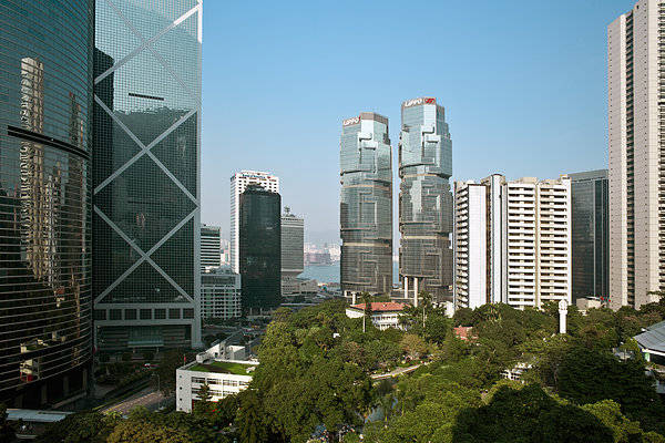 重庆隆福佳人股份公司伪造地方市监局公章开证明