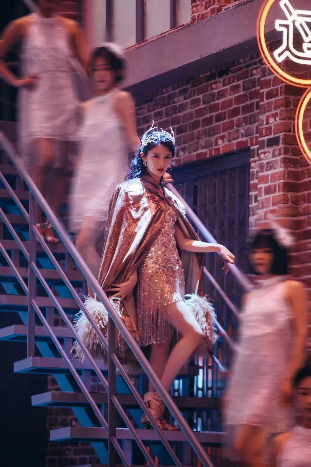 20年前穿百万fendi高定,拿大牌包包_舞台