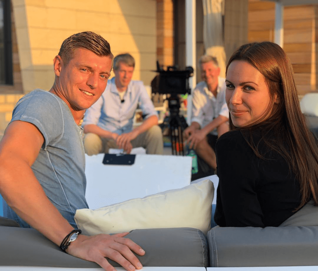 原创克罗斯妻子长相普通,但仍能俘获德国天王倾心,结婚多年感情稳定