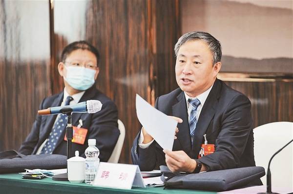 代表委员履职尽责全神贯注