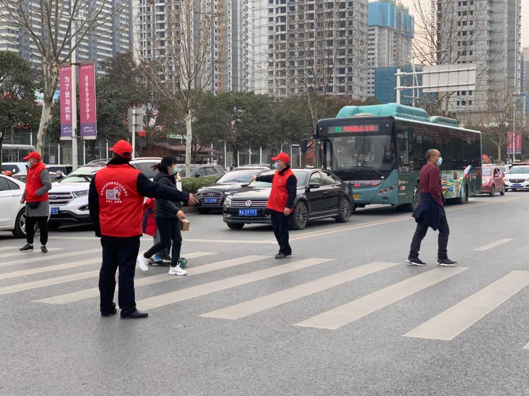 志愿者梁迎武告诉记者,花卉市场容易出现拥堵的交通路口,我们志愿者