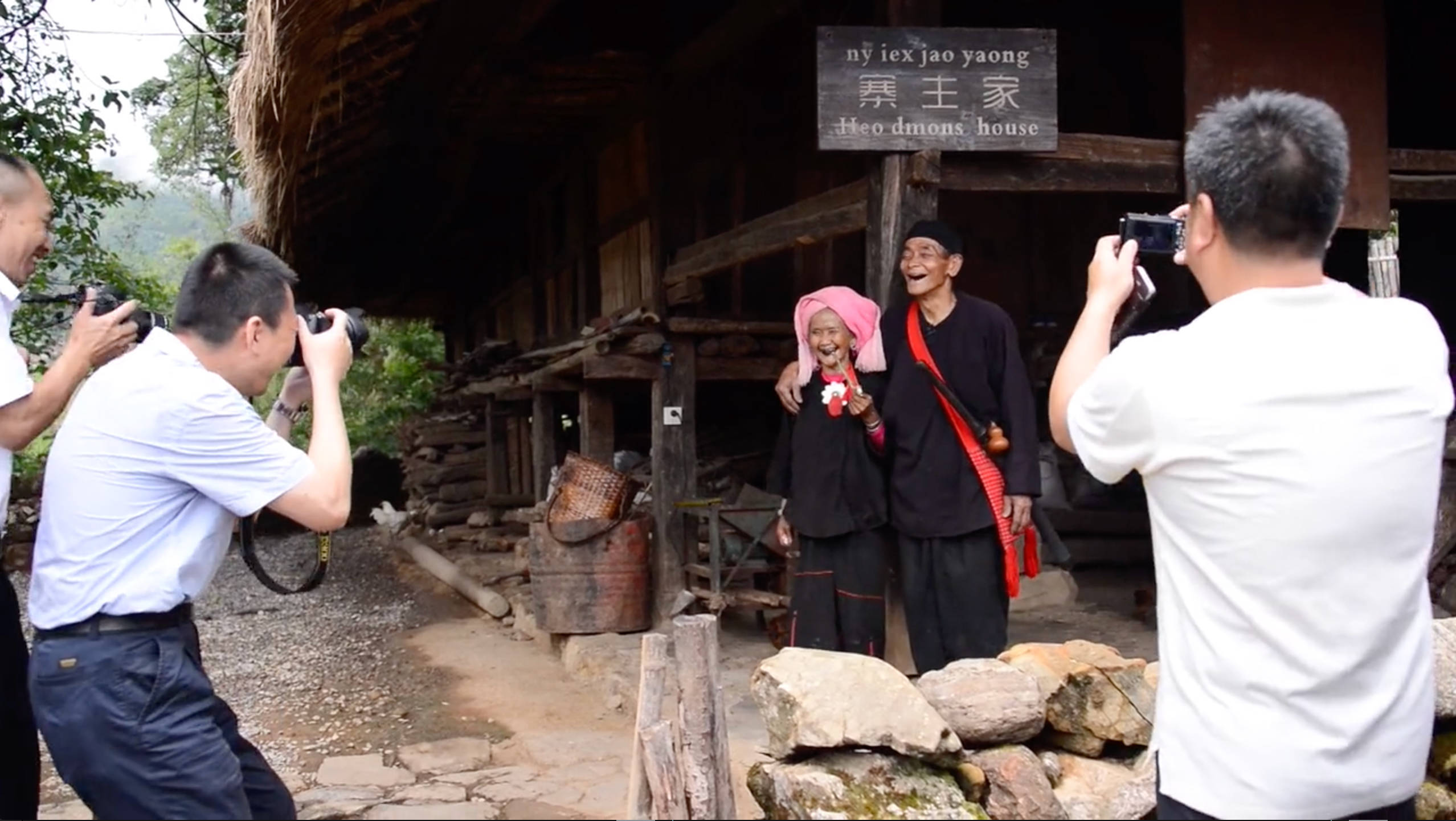 纪录片《翁丁》截图村民为游客唱歌.